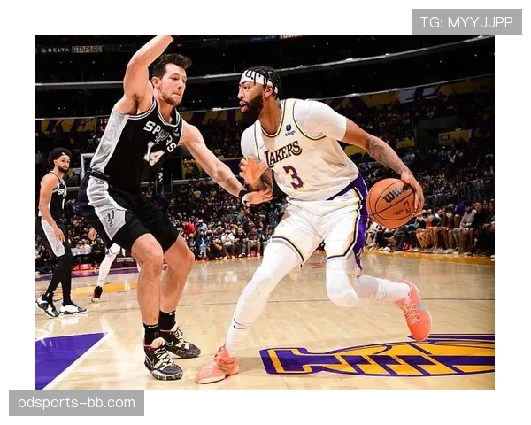 安东尼·戴维斯挡拆效率提升明显,助湖人内线主导力拉开差距 安东尼·戴维斯挡拆效率提升明显,助湖人内线主导力拉开差距